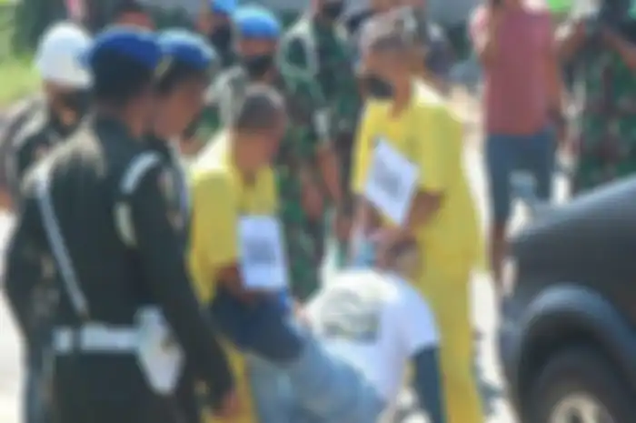 Oknum anggota TNI yang merupakan pelaku tabrak lari sedang jalani rekonstruksi.