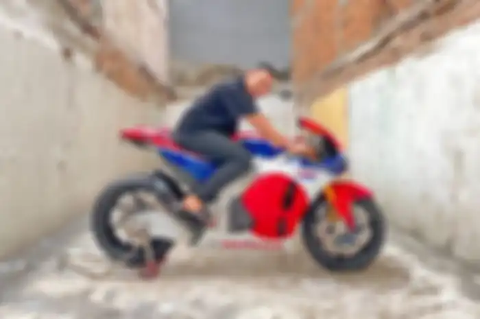 Potret crazy rich Tanjung Priok, Ahmad Sahroni bareng motor sport Honda spesial, harganya dijamin bikin kaget.