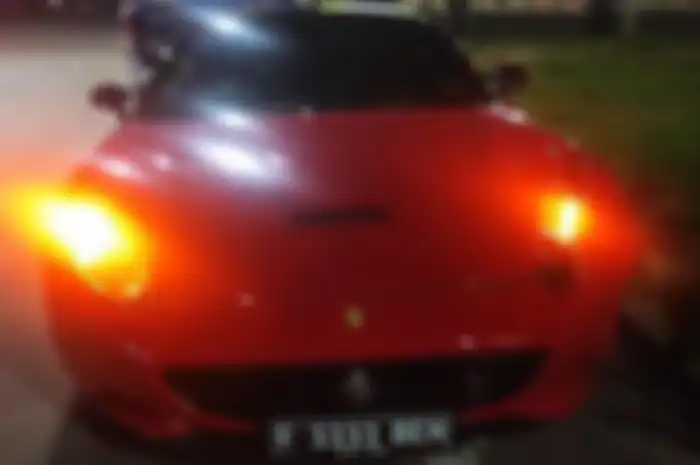 Waduh, pemotor naik Honda Vario tabrak mobil Ferrari di Bogor, perkara nekat lakukan hal ini.