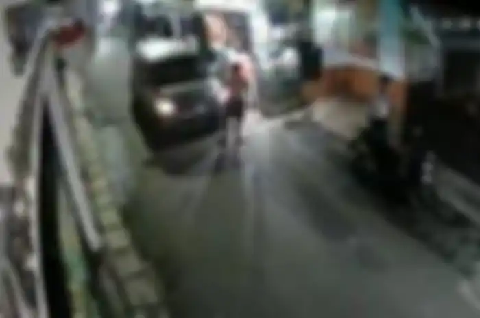 Bak koboi jalanan, driver mobil todongkan pistol ke pemotor yang ditabraknya di Pondok Aren, Tangerang Selatan, Banten.