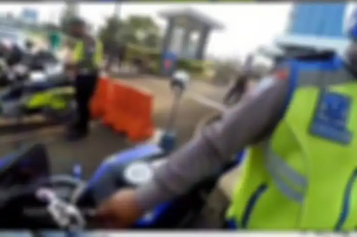 Heboh polisi tilang pemotor hingga suruh menguras tangki bensin, ternyata di luar SOP bro!