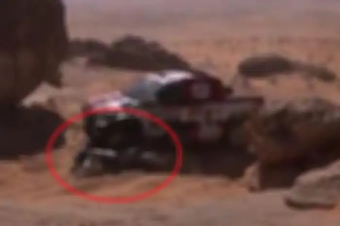Beredar video insiden tabrak lari di ajang balap reli Dakar 2022, pembalap motor langsung ambruk, ternyata begini faktanya.