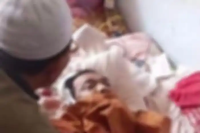 Sebelum meninggal dunia, pedangdut legendaris Imam S Arifin sempat beberapa kali mengunggah foto putrinya, Resti Destami Arifin. 