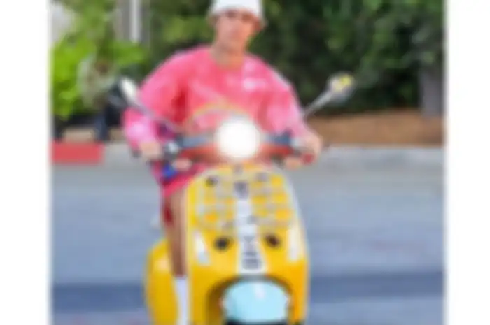 Vespa bareng Justin Bieber siap rilis motor baru tahun 2022 ini, desain dan modelnya bikin penasaran bikers.