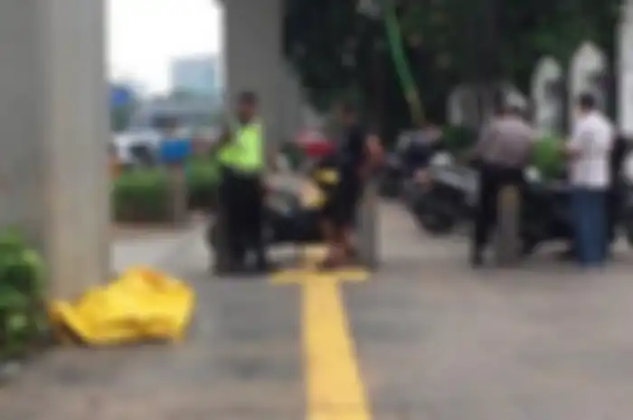 Polisi mengamankan korban tewas akibat dikeroyok oleh pelaku yang diduga kawanan debt collecor.