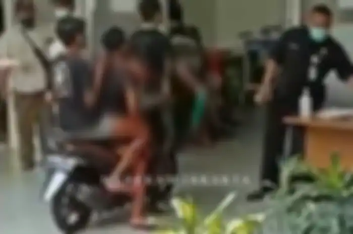 Ngeri video pemotor tewas di Cengkareng, Jakarta Barat, kepala tertancap celurit diduga terlibat tawuran.
