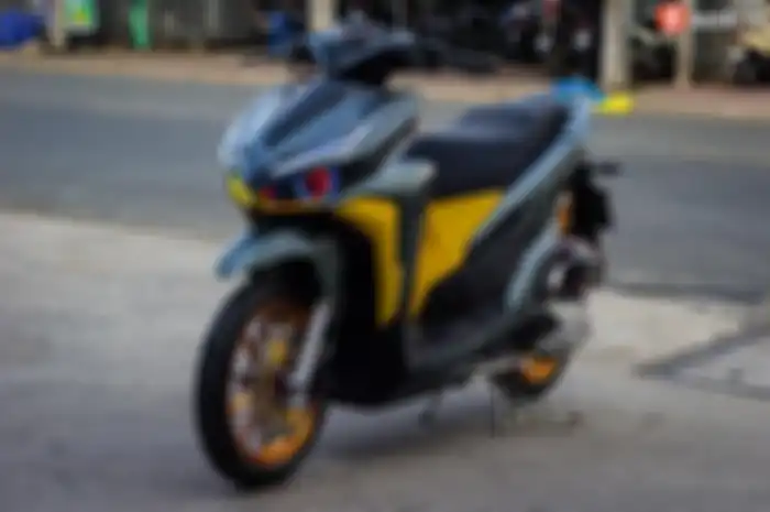 Modifikasi Honda Vario 150 kelas sultan, penuh aksesoris mahal di sekujur motor.