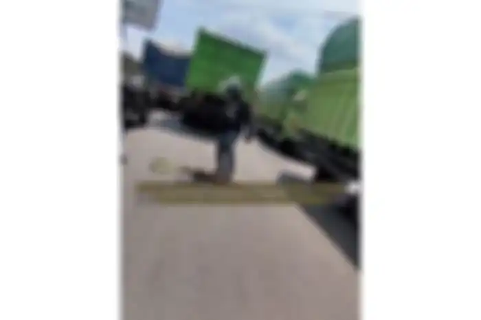 Aksi pemotor Honda Vario di Kudus ini patut ditiru, taruh batang pisang di belakang truk mogok.