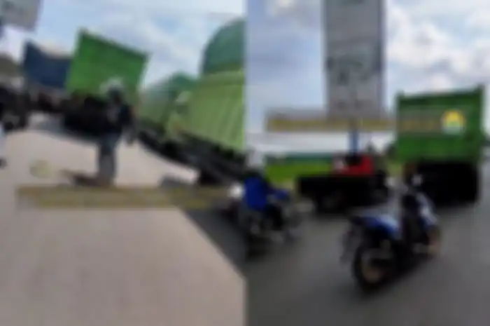 Aksi pemotor Honda Vario menaruh batang pisang di tengah jalan, ternyata ini alasannya.