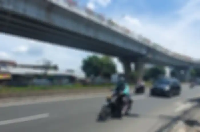Flyover Pesing, Jakarta Barat kembali makan korban, pemotor Honda BeAT jatuh gagal salip bus Transjakarta.