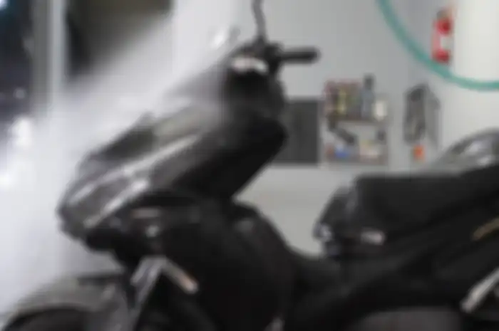 Proses Membilas Saat Cuci Motor