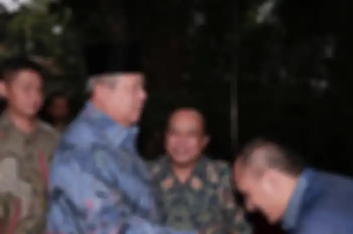 Sekalipun tidak membuktikan Ferdinand Hutahaean sudah mualaf, namun foto mantan orang dekat SBY ini mengenakan pakaian ini tampak menarik.