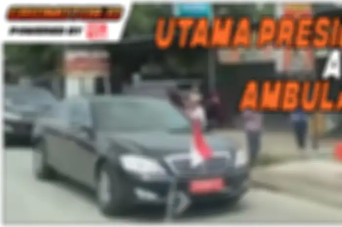 Rombongan Presiden Jokowi memberikan jalan kepada ambulans untuk melintas terlebih dahulu di kawasan Grobogan