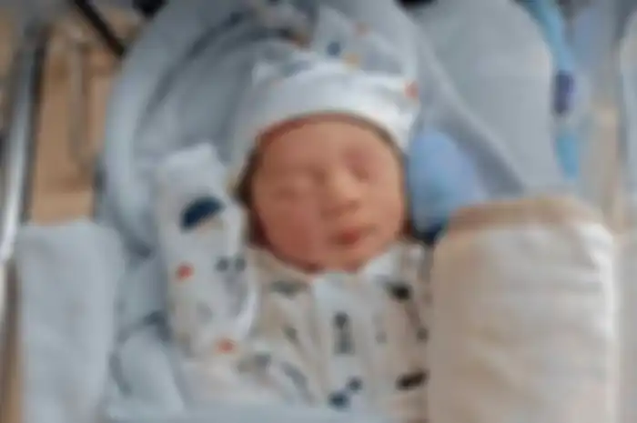Rizky Billar dan Lesti Kejora menyingkap tabir wajah anak pertama yang kerap disebut dengan Baby L. Air mata Lesti Kejora pecah gegara ini.