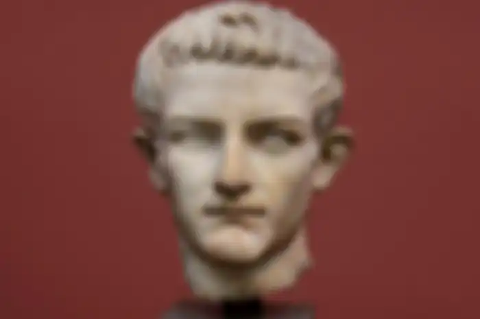 Kaisar Romawi Caligula, salah satu Kaisar yang dikenal 'gila'.