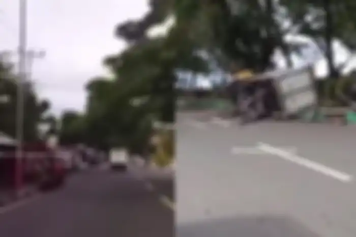 Terlihat truk dibajak ODGJ melaju hingga menabrak beberapa motor di depannya.