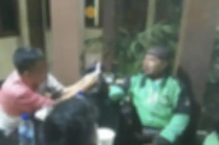 Sejumlah driver ojol juga menyebarkan foto tampang pelaku pemukulan yang belakangan disebut memiliki pangkat mayor TNI AL. 
