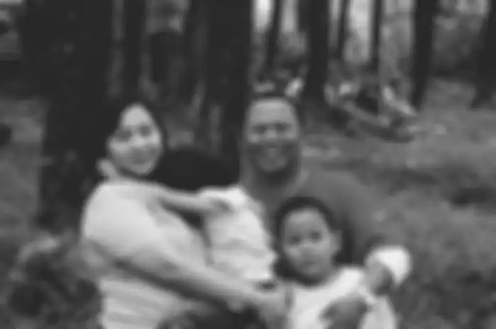 Istri Taufik Savalas, yang juga sahabat Indro Warkop, terlihat begitu syok. Foto sosok pelawak yang meninggal dalam kecelakaan tragis ditangisi.