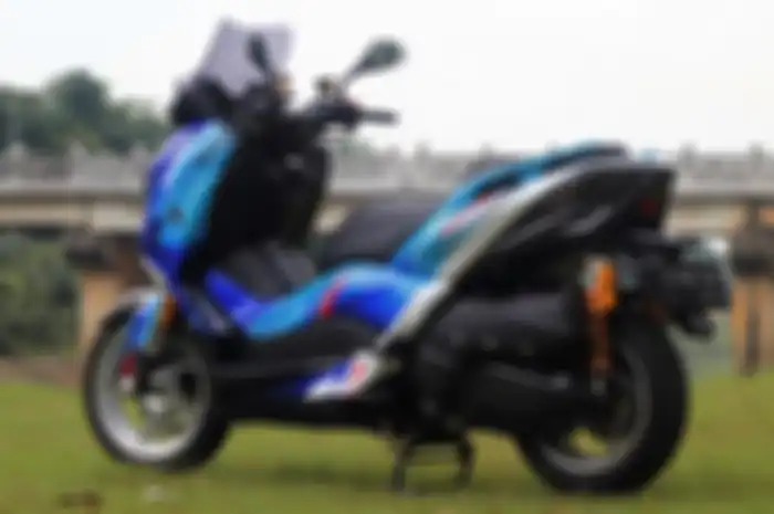 Yamaha XMAX pakai motif helm Shoei Alex Marquez