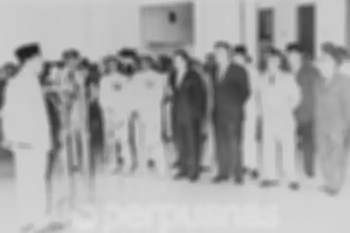 Presiden Soekarno melantik Kabinet Dwikora yang disempurnakan (kabinet 100 menteri)