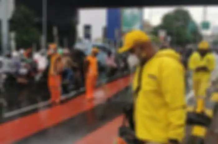 Sejumlah pemotor ambyar bergelimpangan usai melindas tumpahan oli di Senen, Jakarta Pusat.