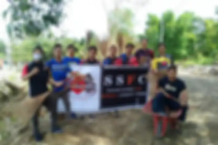 Klub motor Suzuki Satria F-150 Club (SSFC) korwil Lombok, melakukan aksi sapu bersih sampah banjir bandang.