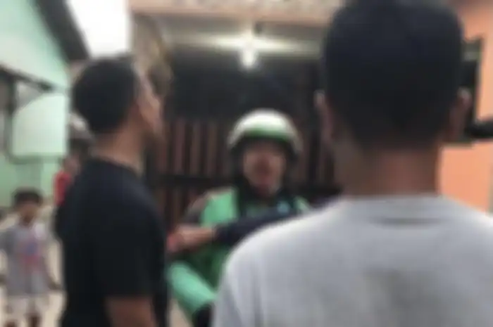 Insiden cekcok antara driver ojol dan mayor TNI AL terekam kamera warga. Foto tampang pelaku terlanjur viral. Korban disebut langgar lalu lintas.