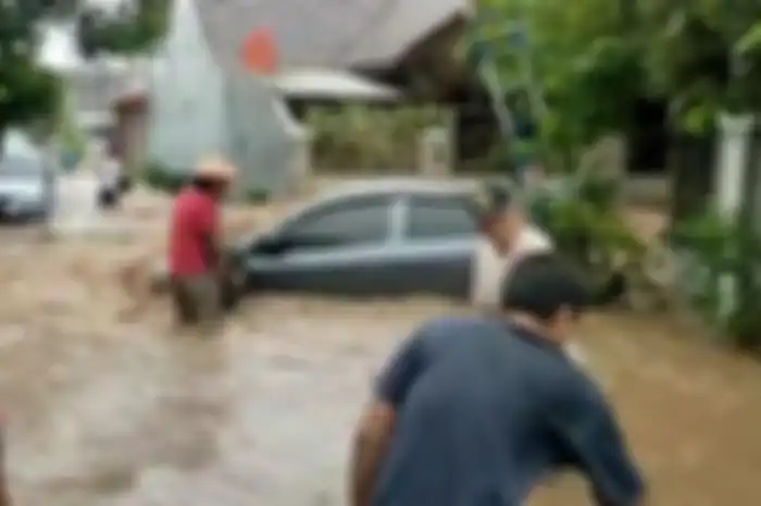 Banjir mengamuk di Jember, suami istri berboncengan motor meninggal dunia terseret air sampai ke pantai