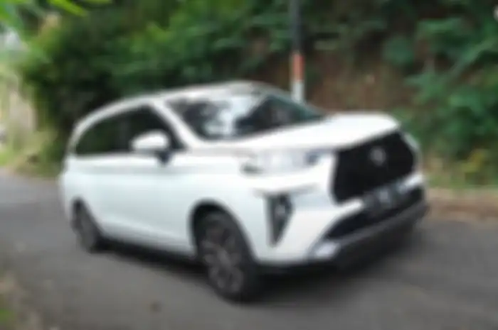 Mobil seharga 9 Yamaha NMAX, Toyota Veloz dites nanjak ekstrem beban penuh.