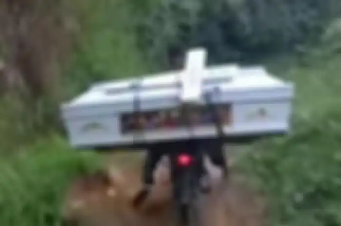 Pemotor Bawa Peti Mati Lewat Jalan Rusak Ramai di Medsos, Pengunggah Minta Tolong ke Jokowi