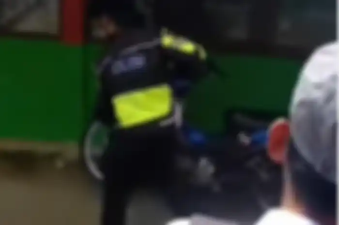 Bikin geger, beredar video Polisi menilang motor di dalam sekolahan, ramai disoraki puluhan siswa SMK.