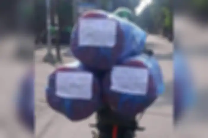 Driver ojek online antar paket tiga kasur, tulisan kertas di belakang jadi sorotan warganet.