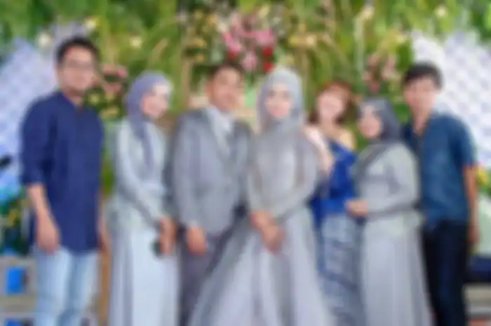 Koneng kian terharu saat Gisel tanpa ragu-ragu menyapa semua tamu undangan dan ikut berjoget ria menghibur hadirin yang datang di acara itu.