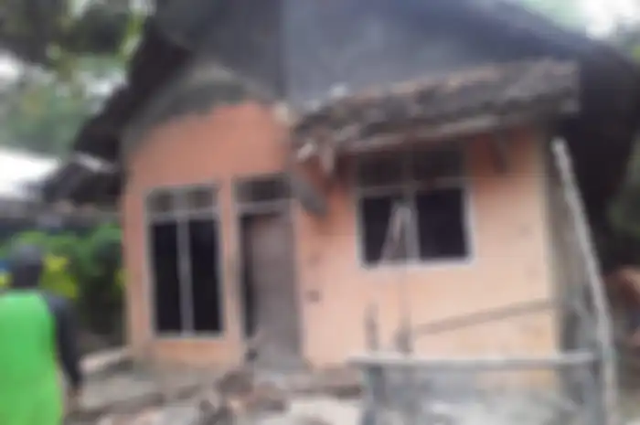 Dari sejumlah foto rumah warga Pandeglang yang rusak parah itu, penelitian megathrust selatan Jawa kembali menjadi perbincangan.
