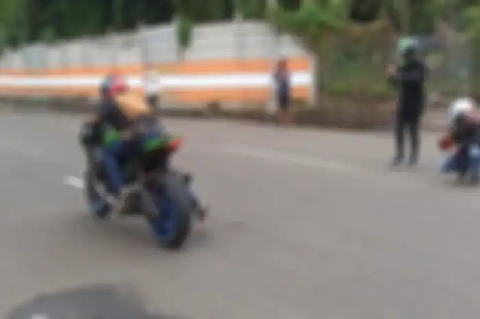 Pembalap sedang uji trek Street Race di Ancol