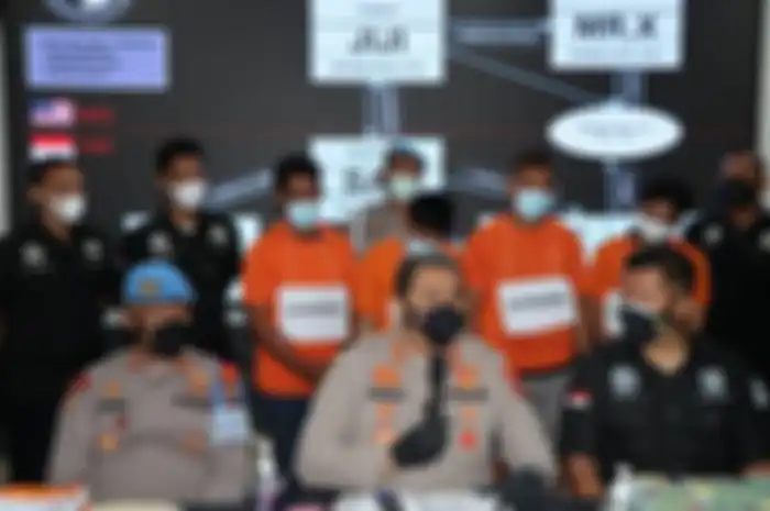 Foto Kapolrestabes Medan yang memamerkan tangkapan barang bukti bandar narkoba sudah tersebar melalui media sosial. 