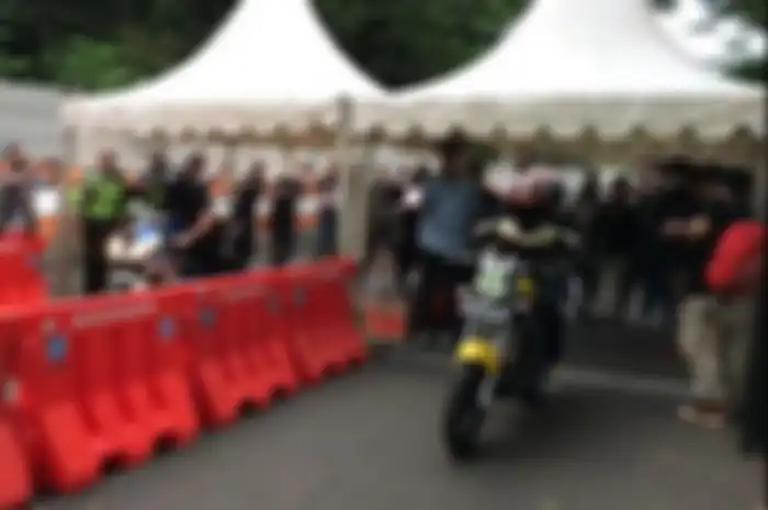 Kombes Pol Sambodo Purnomo Yogo, Direktur Lalu Lintas Polda Metro Jaya yang merupakan Ketua Panitia Street Race Polda Metro jaya jajal lintasan mengendarai Kawasaki Ninja 150 2-Tak milik temannya.