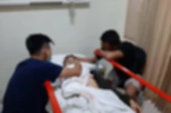 Foto jenazah Sahdi anggota Yonif Raider 303 TNI AD yang disabet senjata tajam ditangisi. Saksi ungkap kronologi yang mengejutkan.