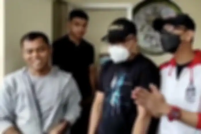 Foto salaman ayah mendiang Vanessa Angel dengan Haji Faisal dibilang palsu. Sunan Kalijaga turun tangan gegara konten Fuji yang bikin ribut.