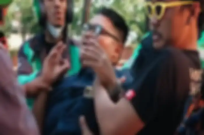 Kawanan driver ojol mengroyok seorang pria yang terbukti jadi selingkuhan pacar temannya.