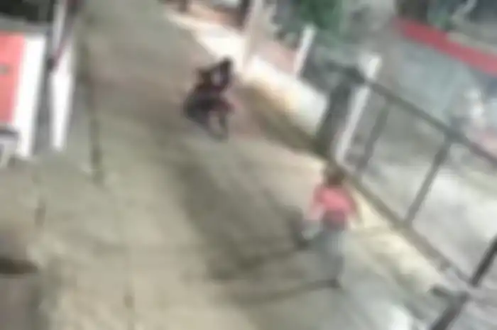 Terekam dalam kamera cctv aksi duang orang bersenjata mendadak serang warga di Depok.
