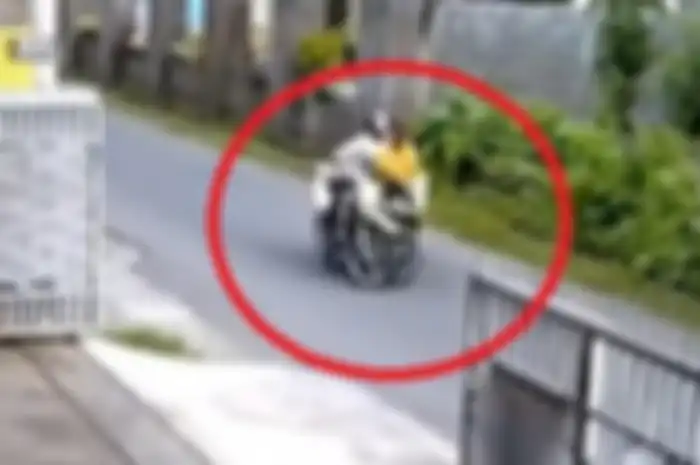 Pemotor trail tabrak kakek nenek pengendara motor