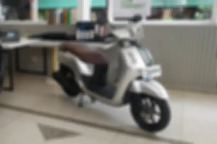 Yamaha Fazzio memiliki aki yang diletakkan di bawah dek kaki, ternyata ada alasannya loh!