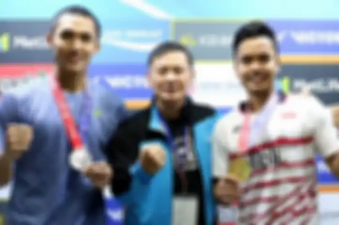 Pelatih kepala tunggal putra nasional, Hendry Saputra Ho (tengah) berpose dengan Jonathan Christie dan Anthony Sinisuka Ginting