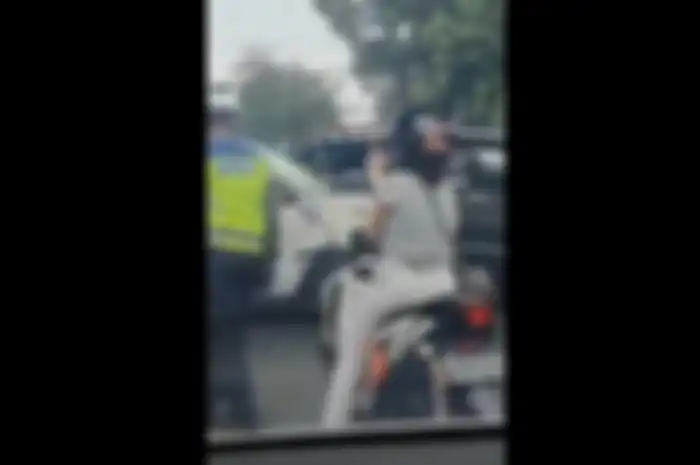 Bikin geram, aksi pemotor wanita acungkan jari tengah ke Polisi cuma gara-gara hal sepele, yaitu disuruh menggunakan helm.