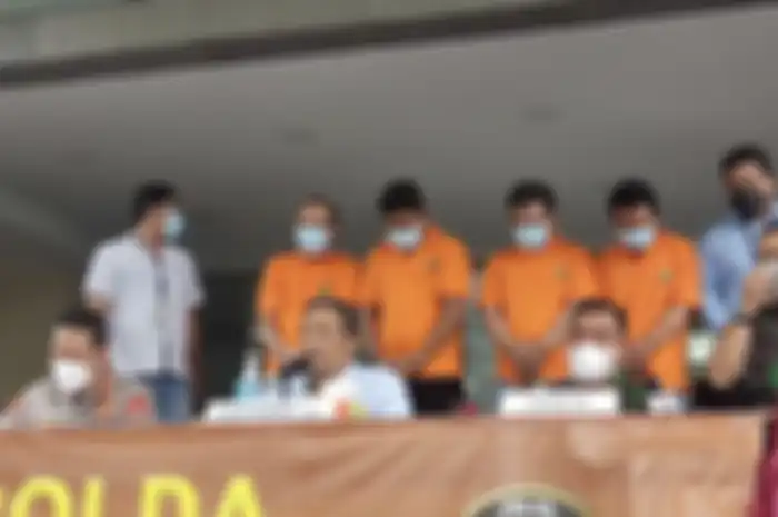Setelah dihadirkan dalam acara konferensi pers, foto tampang penikam prajurit Raider Kostrad disebarkan. Pelaku emosi gegara masalah ini.