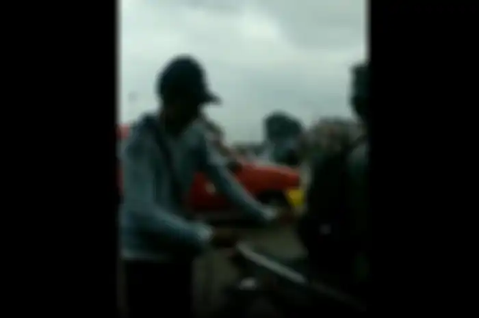 Viral video seorang pencopet merogoh tas pemotor di terminal Pulogadung, Jakarta Timur, langsung diburu polisi.