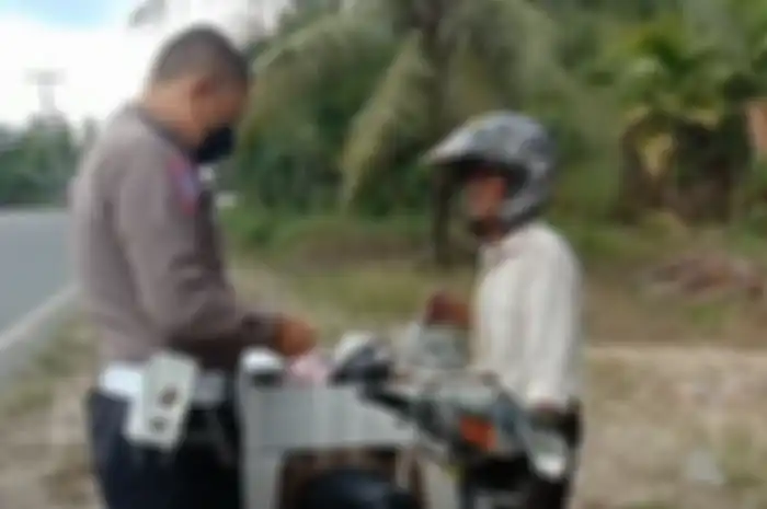 Seorang tukang es saat diberhentikan polisi, ternyata belum bayar pajak motor.