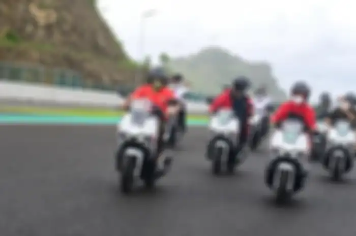 Wuih, pembalap Indonesia Mario Suryo Aji mengajak riding Gubernur Jawa Timur, Khofifah Indar Parawansa di sirkuit Mandalika, Lombok, NTB.