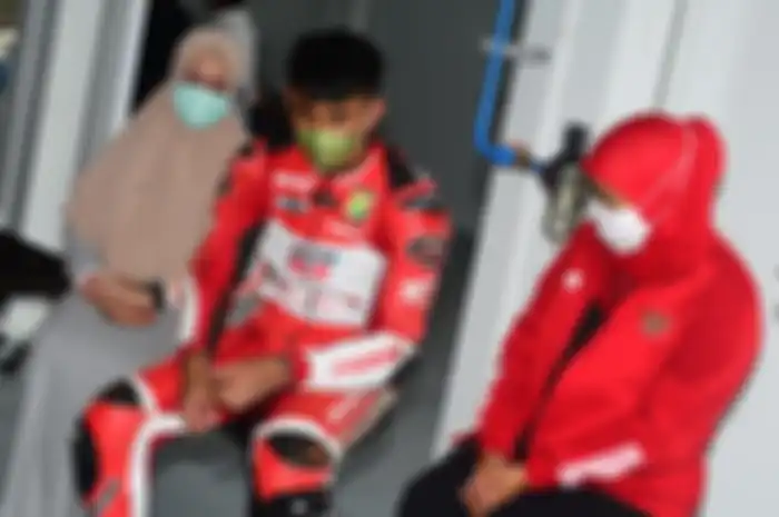Terungkap, ini tujuan Gubernur Jawa Timur, Khofifah Indar Parawansa mendatangi Mario Aji saat latihan di sirkuit Mandalika, Lombok, NTB.